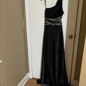 Elegant Black One-Shoulder Evening Dress